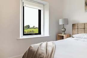 2 Bedroom House - Free Parking