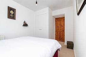 2 Bedroom House - Free Parking