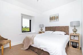 2 Bedroom House - Free Parking