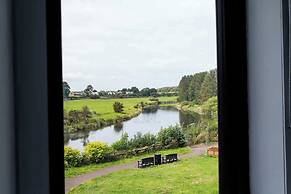 2 Bedroom House - Free Parking
