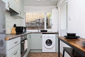2 Bedroom House - Free Parking