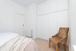 2 Bedroom House - Free Parking