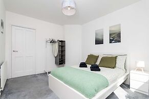 Spacious 3 BED House With Parking