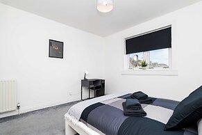 Spacious 3 BED House With Parking