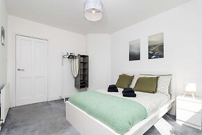 Spacious 3 BED House With Parking