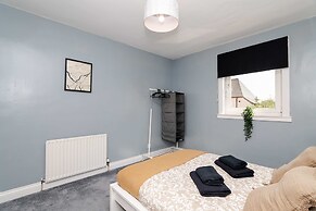 Spacious 3 BED House With Parking