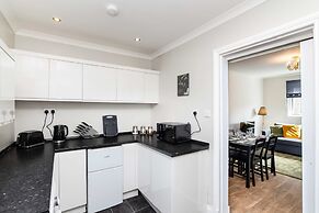 Spacious 3 BED House With Parking