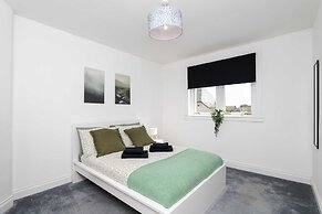 Spacious 3 BED House With Parking