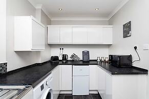 Spacious 3 BED House With Parking