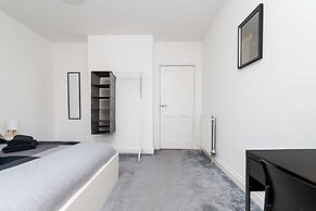 Spacious 3 BED House With Parking