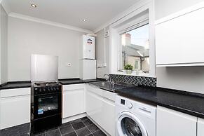 Spacious 3 BED House With Parking