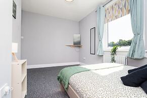3 Bedroom Flat - Free Parking