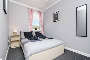 3 Bedroom Flat - Free Parking