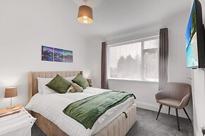 3 Bedroom House With Free Parking