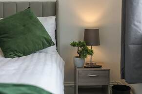 3 Bedroom House With Free Parking