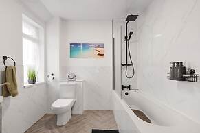 3 Bedroom House With Free Parking