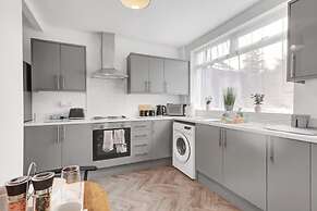 3 Bedroom House With Free Parking