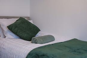 3 Bedroom House With Free Parking