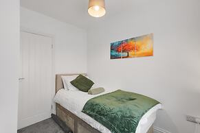 3 Bedroom House With Free Parking