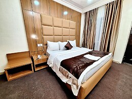 Luxxe Suites By Almond