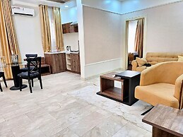 Luxxe Suites By Almond
