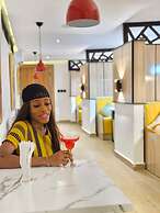 Luxxe Suites By Almond