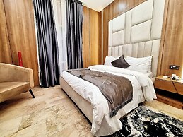 Luxxe Suites By Almond