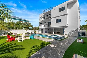 Ocean Muse Lux Waterfront Escape Pool Dock