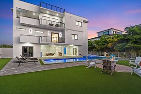 Ocean Muse Lux Waterfront Escape Pool Dock