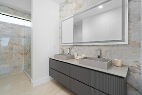 Ocean Muse Lux Waterfront Escape Pool Dock