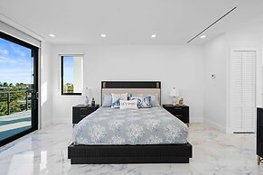 Ocean Muse Lux Waterfront Escape Pool Dock