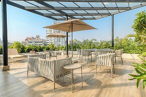 Luxury 2 BR Condo - Rooftop Pool With City View