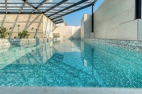 Luxury 2 BR Condo - Rooftop Pool With City View