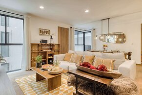 Luxury 2 BR Condo - Rooftop Pool With City View