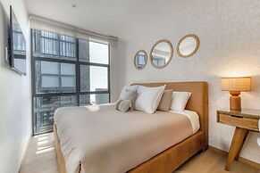 Centric 2 BR Condo - Gym - Open Air Cinema