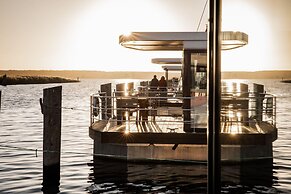 Modern Houseboat for 4 Guests