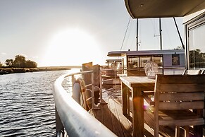Modern Houseboat for 4 Guests