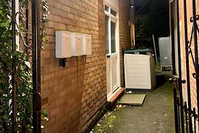 Larches Lane Retreat - Sleeps 5 - Wolverhampton