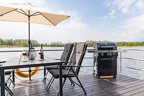 Havel Houseboat Serenity