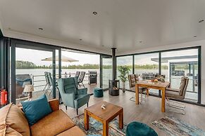 Havel Houseboat Serenity