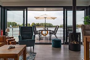 Havel Houseboat Serenity