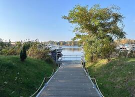 Havel Houseboat Serenity