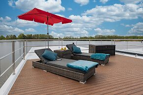 Havel Houseboat Serenity