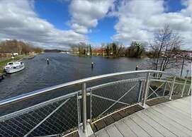 Havel Houseboat Serenity