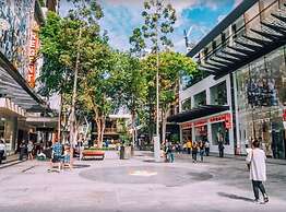 Spacious City Escape With Pool, Gym & Free Parking