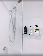 Spacious City Escape With Pool, Gym & Free Parking