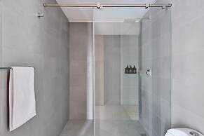 w Compelling 1BR w Balcony in Santa Barbara