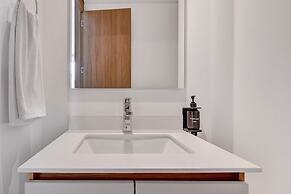 w Compelling 1BR w Balcony in Santa Barbara