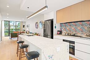 Fully Gated! Walk to Bus, Train & Box Hill High!