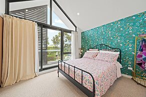 Fully Gated! Walk to Bus, Train & Box Hill High!